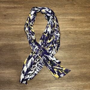 pretty abstract scarf
100% polyester
good condition